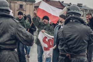 Milicja i ZOMO pałowały manifestantów. Rekonstrukcja historyczna na pl. Kościuszki